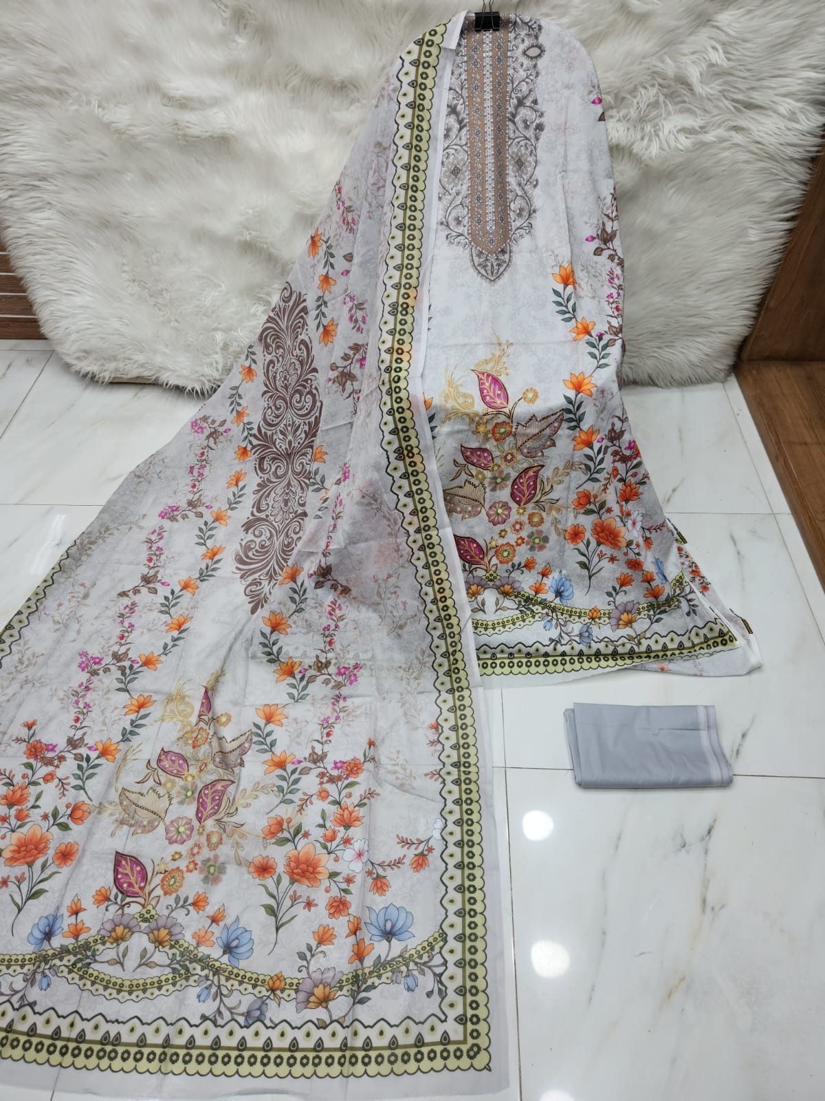MAHJABEEN SIGNATURE LAWN - P42