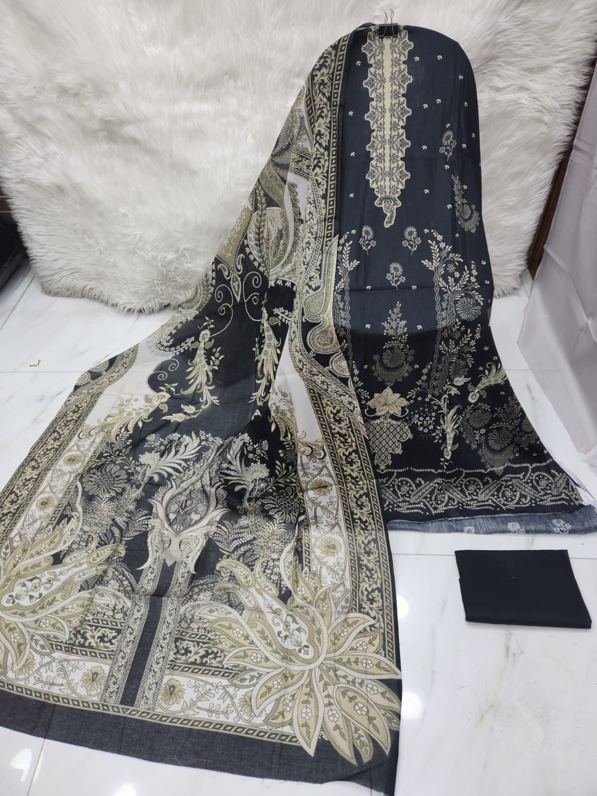 MAHJABEEN SIGNATURE LAWN P43