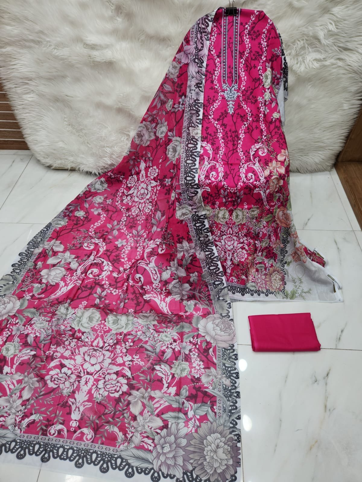 MAHJABEEN SIGNATURE LAWN P44