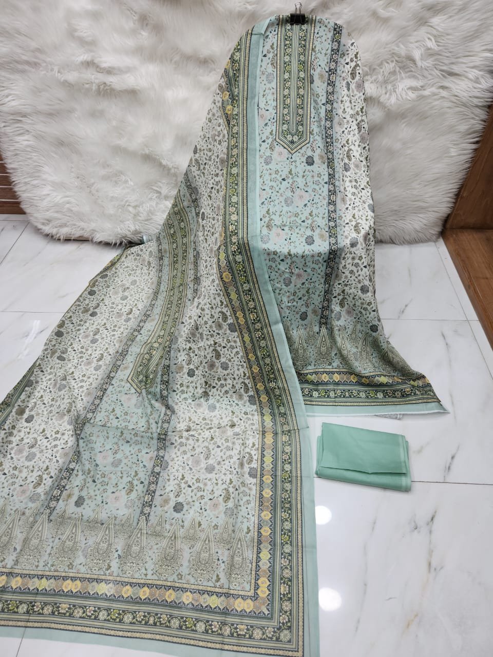 MAHJABEEN SIGNATURE LAWN P47