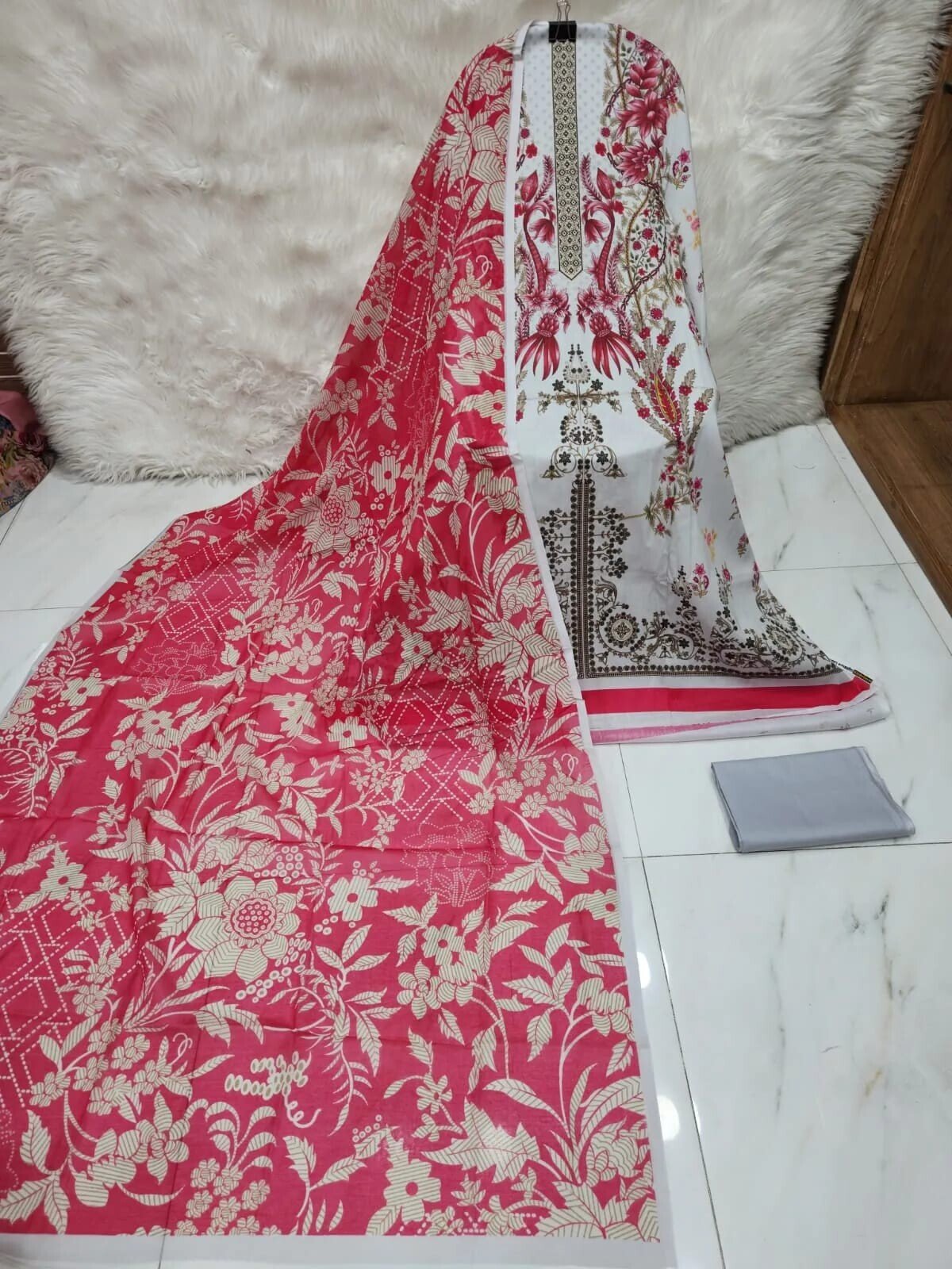 MAHJABEEN SIGNATURE LAWN P52