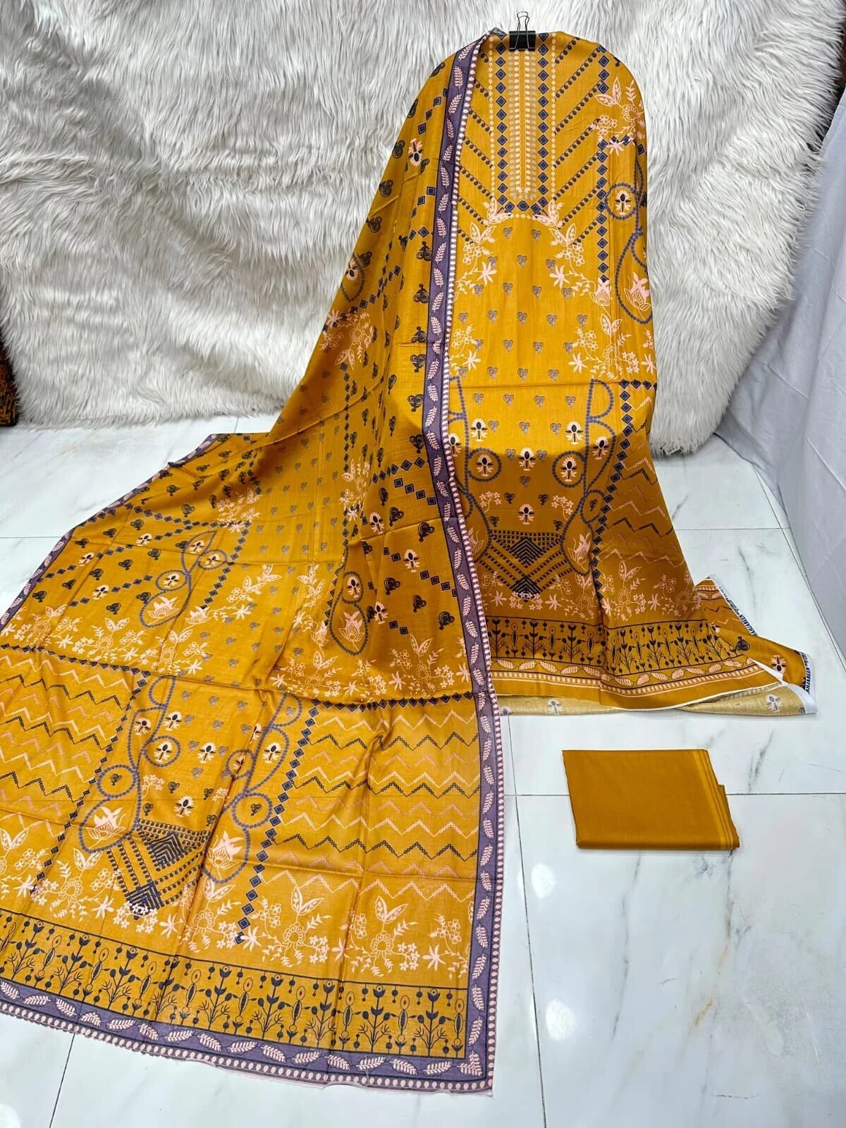 MAHJABEEN SIGNATURE LAWN P61