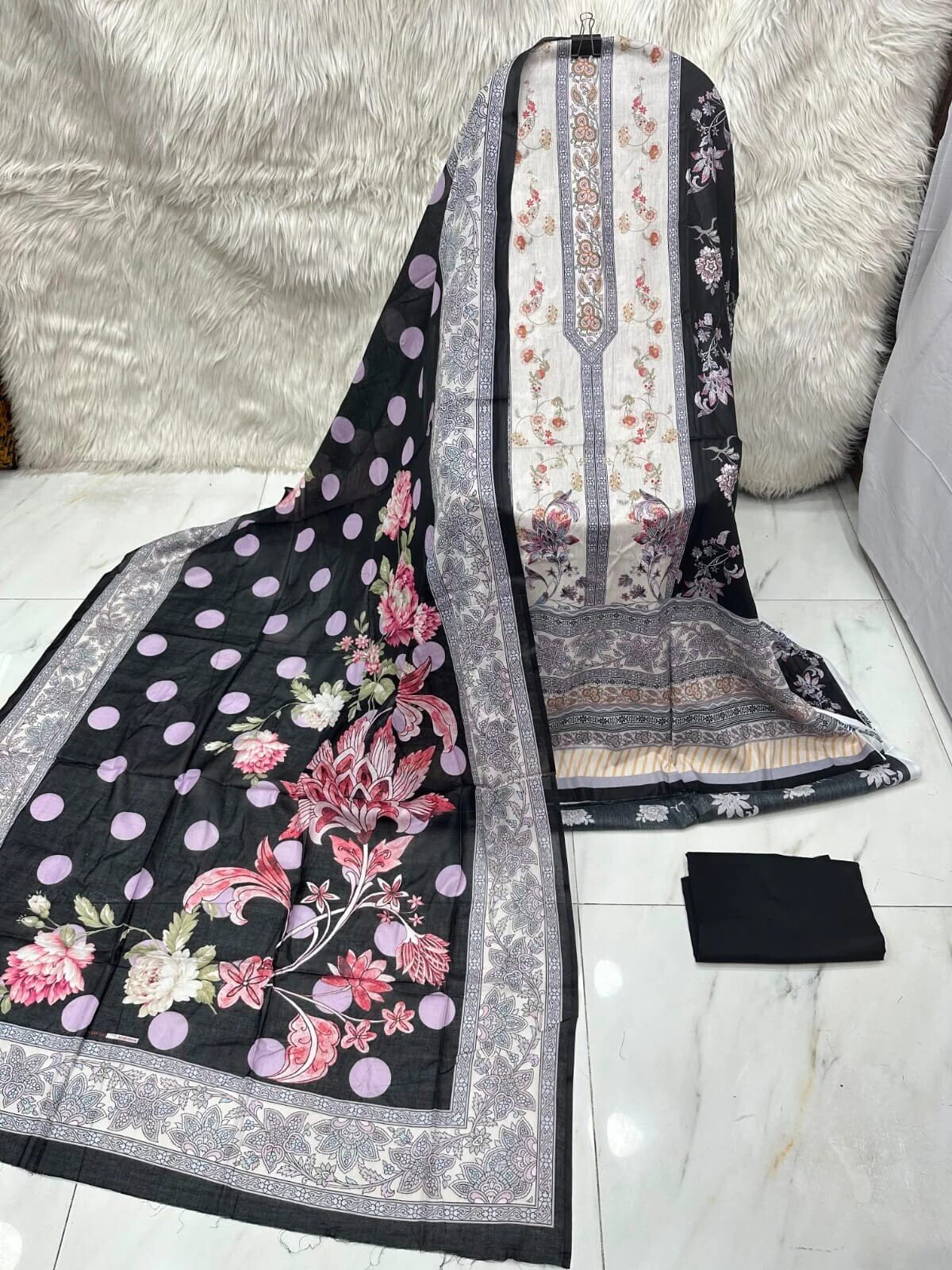 MAHJABEEN SIGNATURE LAWN P62