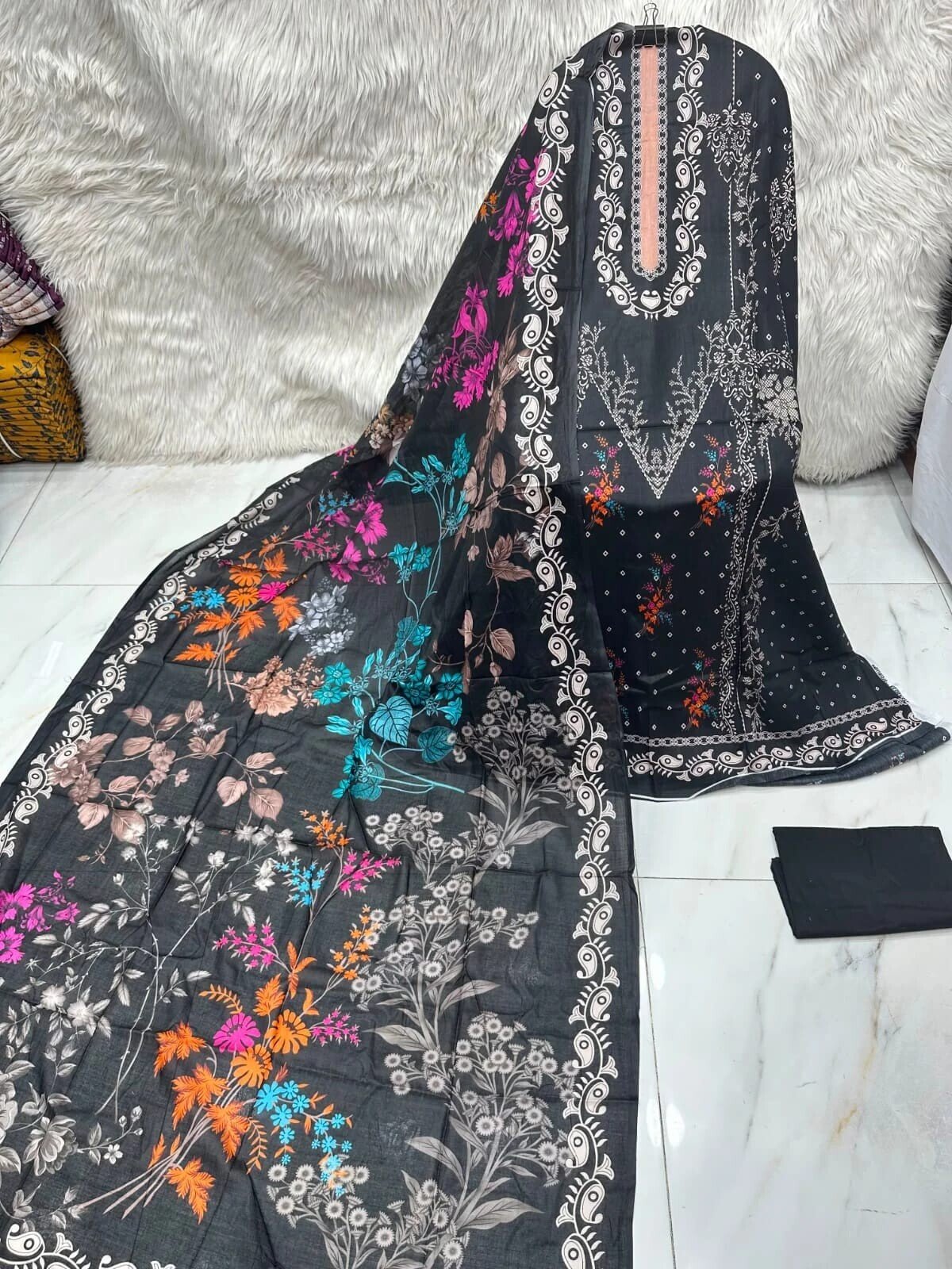 MAHJABEEN SIGNATURE LAWN P68