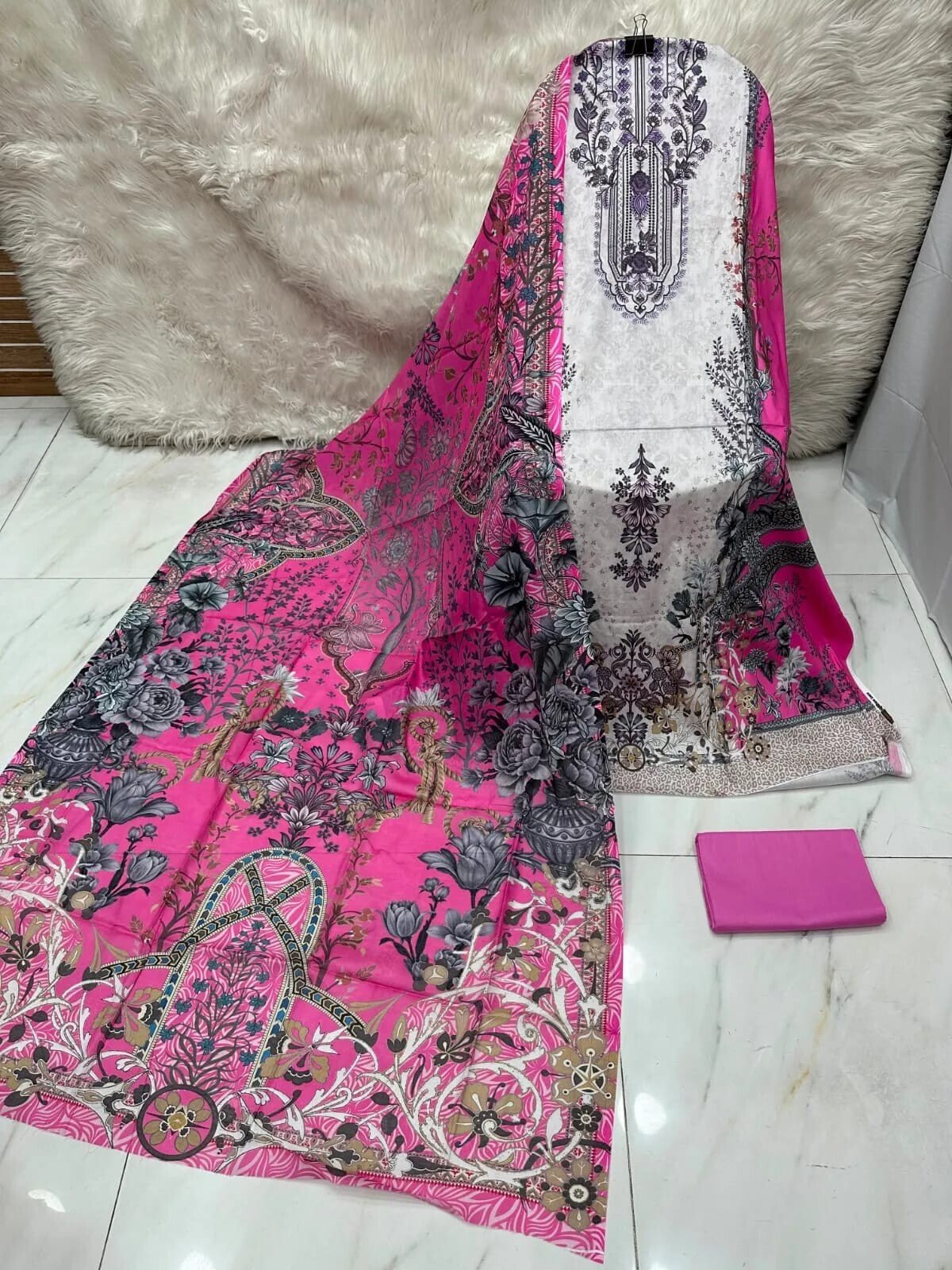MAHJABEEN SIGNATURE LAWN P69