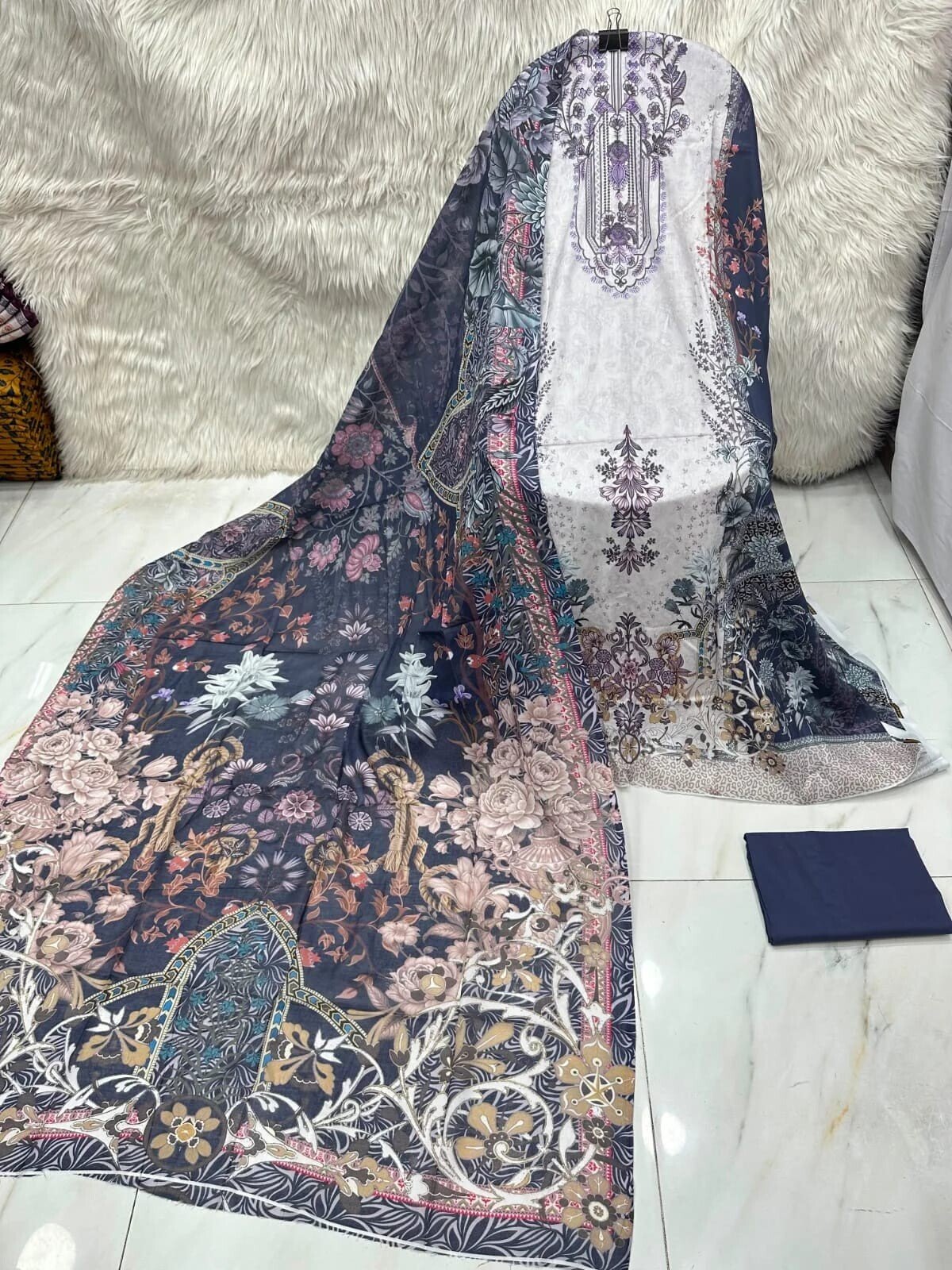 MAHJABEEN SIGNATURE LAWN P70