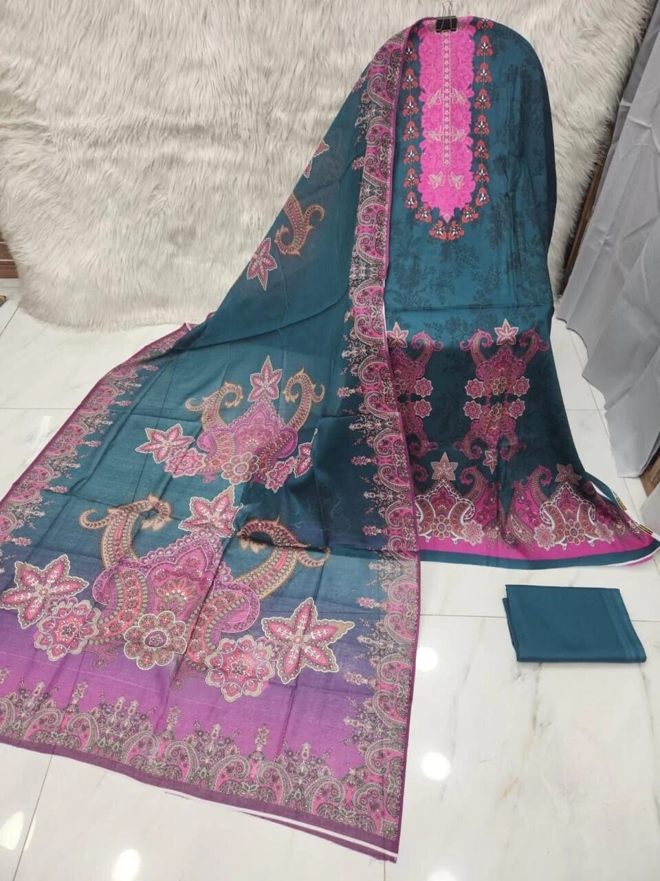 MAHJABEEN SIGNATURE LAWN P72