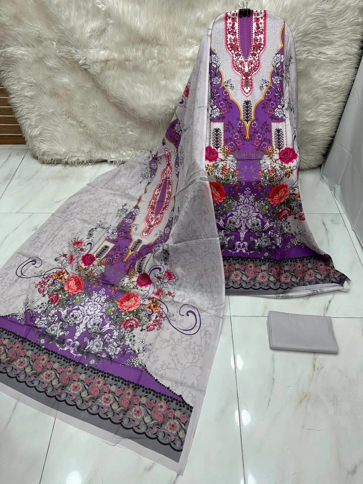 MAHJABEEN SIGNATURE LAWN P76