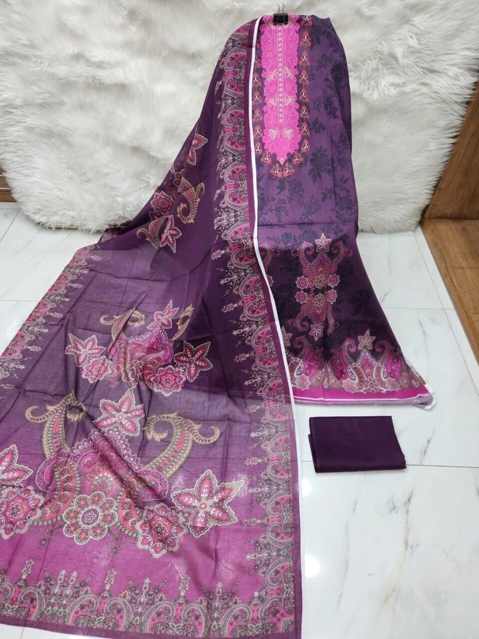 MAHJABEEN SIGNATURE LAWN P77