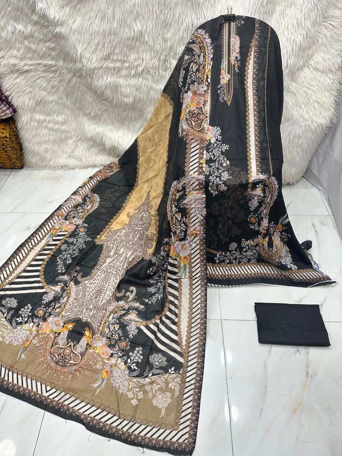 MAHJABEEN SIGNATURE LAWN P79