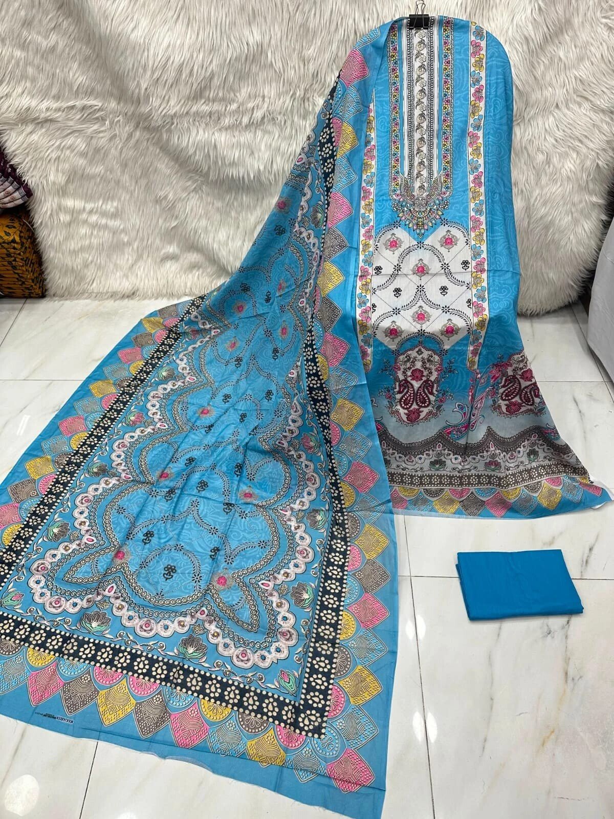 MAHJABEEN SIGNATURE LAWN P85