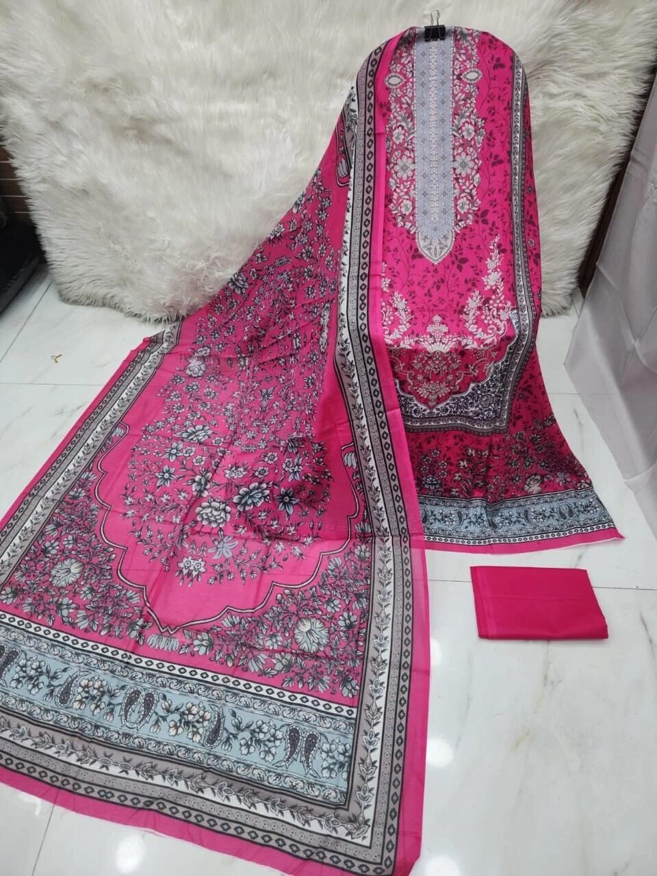 MAHJABEEN SIGNATURE LAWN P86