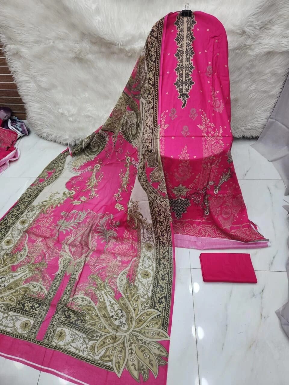 MAHJABEEN SIGNATURE LAWN P89