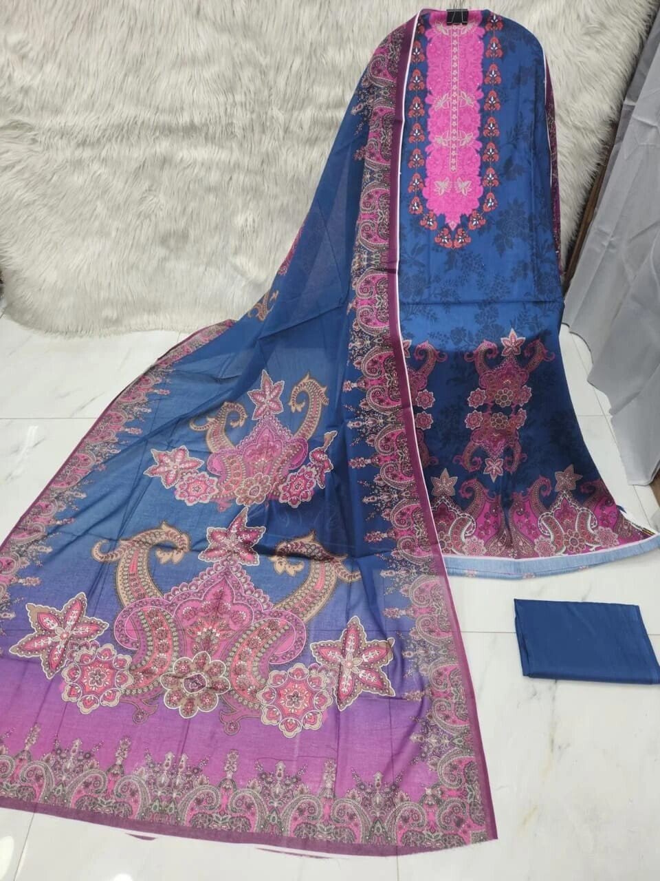 MAHJABEEN SIGNATURE LAWN P92